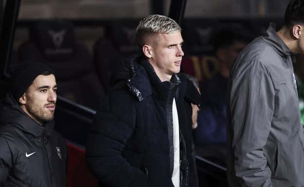 Dani Olmo en el banquillo del Barcelona. AFP