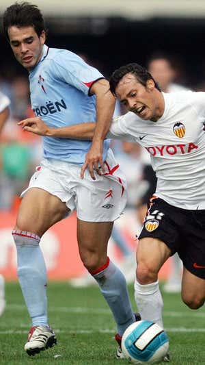 David Silva, con la camiseta del Valencia, en un partido contra el Celta.  EFE