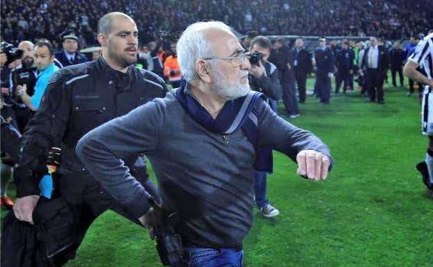 Ivan Savvidis, en marzo de 2018, entrando al campo con una pistola .  AFP