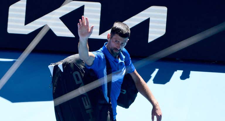 Novak Djokovic saluda al público tras retirarse del último Open de Australia.