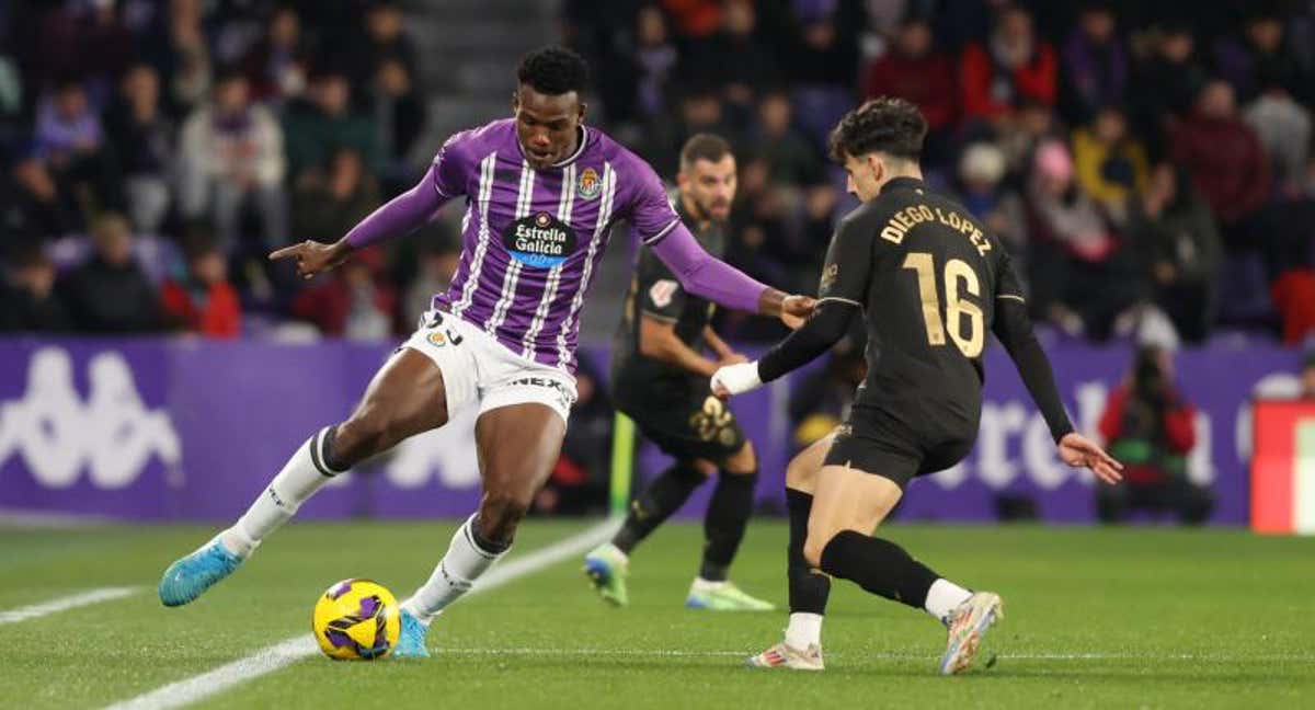 El futbolista de Sierra Leona abandonó el Real Valladolid para fichar por el Manchester City en este mercado invernal. /A. MINGUEZA