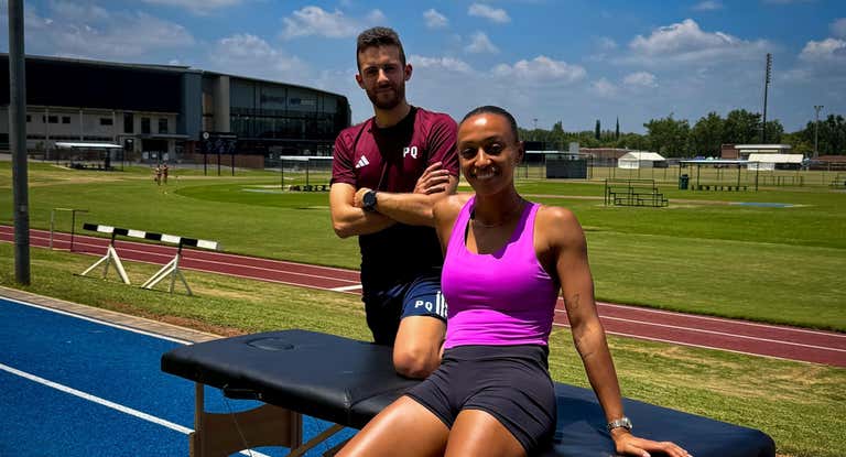 Ana Peleteiro, junto a su nuevo fisioterapeuta Pablo Queiruga en Sudáfrica.