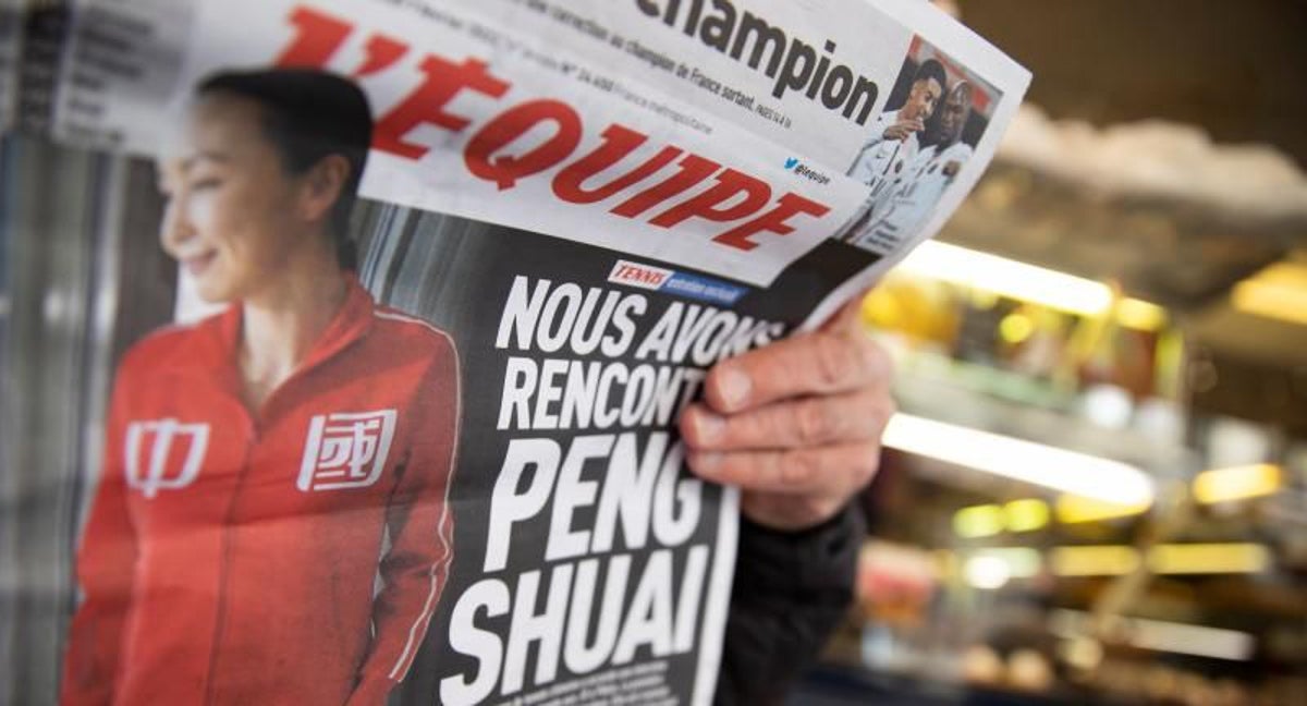 Imagen de archivo de una portada de L'Equipe, sobre la desaparición de la tenista Peng Shuai.