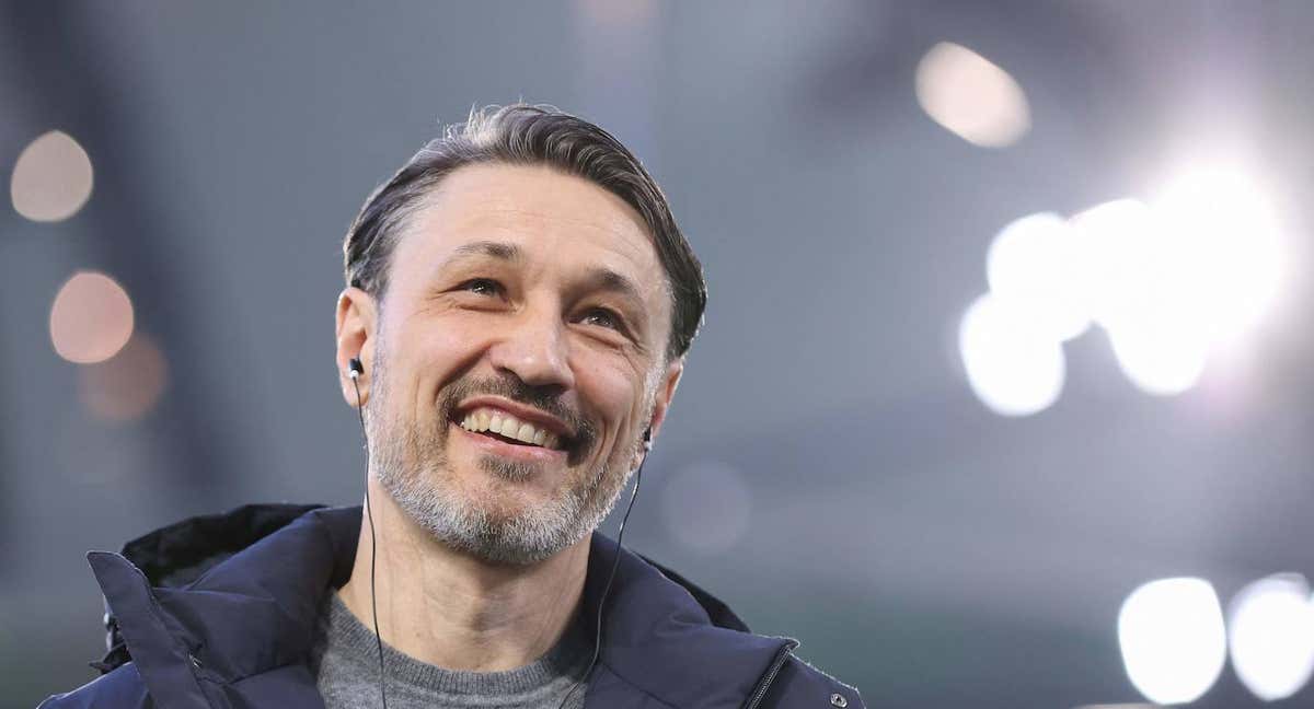 Niko Kovac firma por el Borussia Dortmund./AFP