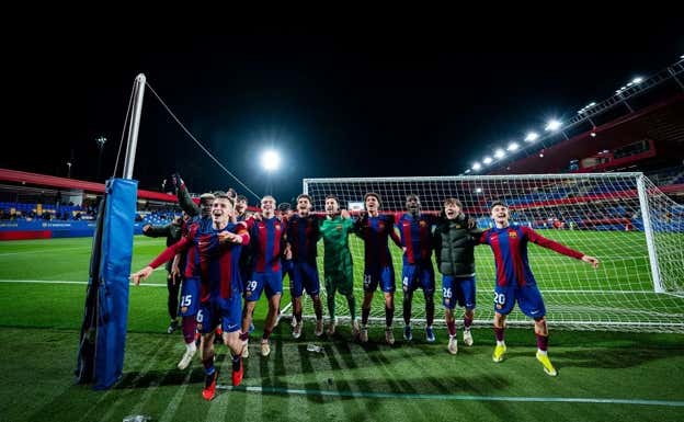 Los jugadores del Barça Atlético celebran la victoria frente a la Cultural Leonesa.  FC Barcelona
