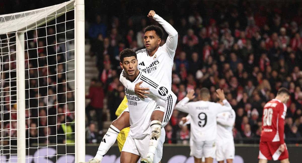 Bellingham (abajo) y Rodrygo celebran uno de los goles del Real Madrid ante el Brest.