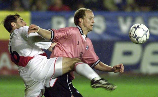 Jordi con la camiseta rosa de la UEFA.  AP