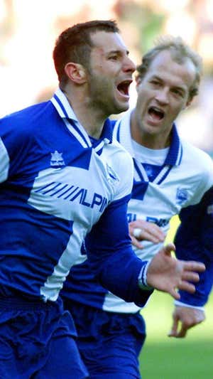 Javi Moreno celebrando un gol con Jordi Cruyff.  AP