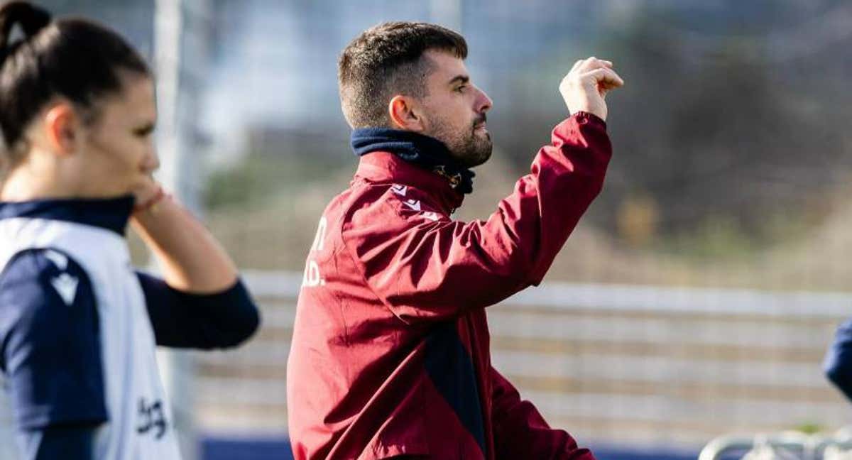 Roger Lamesa durante un entrenamiento con el Levante.