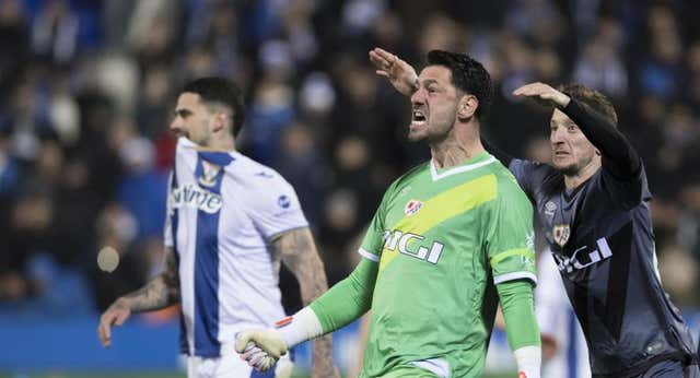 Batalla se convierte en Rey de Vallecas para que el Rayo siga soñando