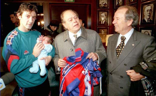 Bakero junto a su hijo, Jordi Pujol y Núñez el día de su despedida del Barça. AGENCIAS