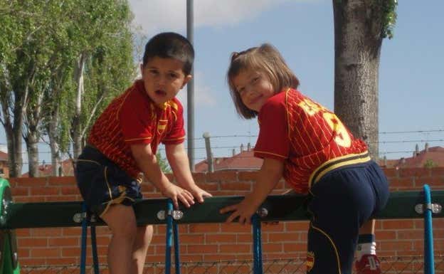Alejandra Bernabé, a la derecha, con la camiseta de España y el '9' de Torres.  IMAGEN CEDIDA A RELEVO