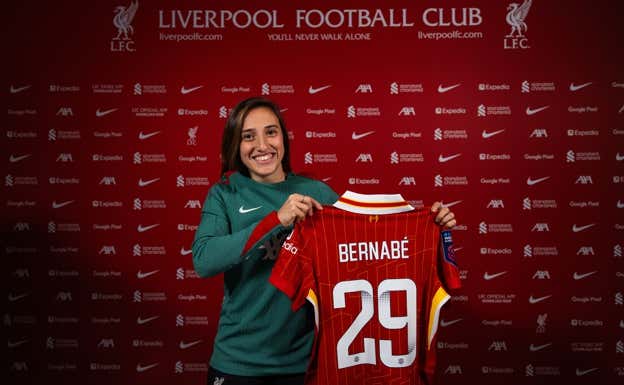 Bernabé con la camiseta y el dorsal.  LIVERPOOL FC