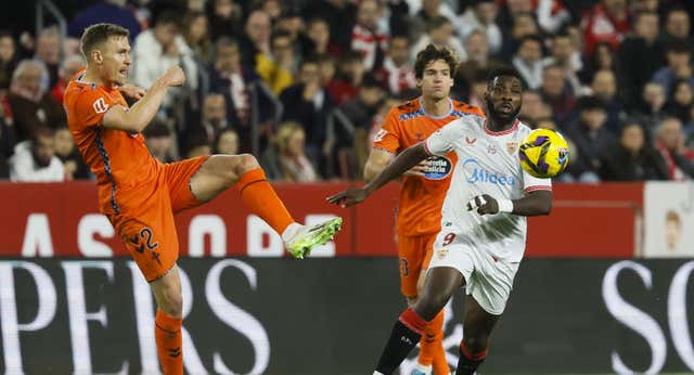 La salida de Iheanacho, la obsesión de un Sevilla que apura en el mercado