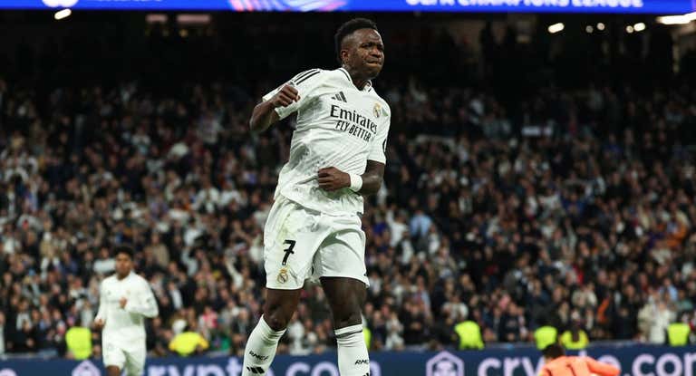 Vinicius celebra uno de sus dos goles al Salzburgo.