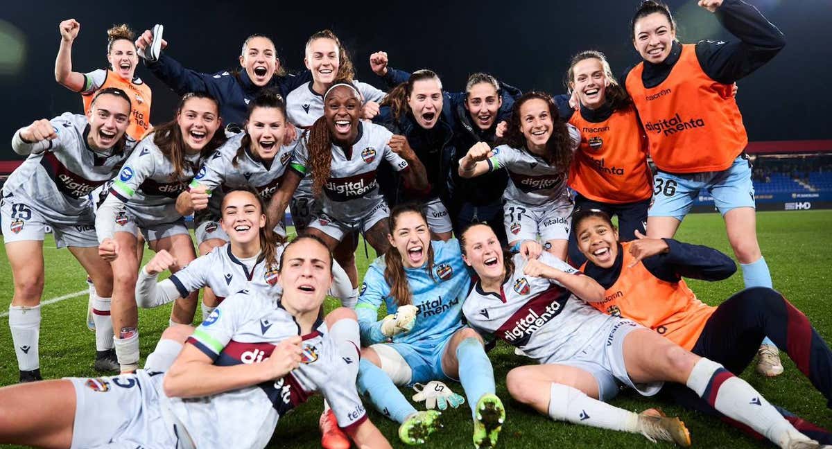 Las jugadoras del Levante celebran la victoria ante el Barça en el Johan Cruyff.