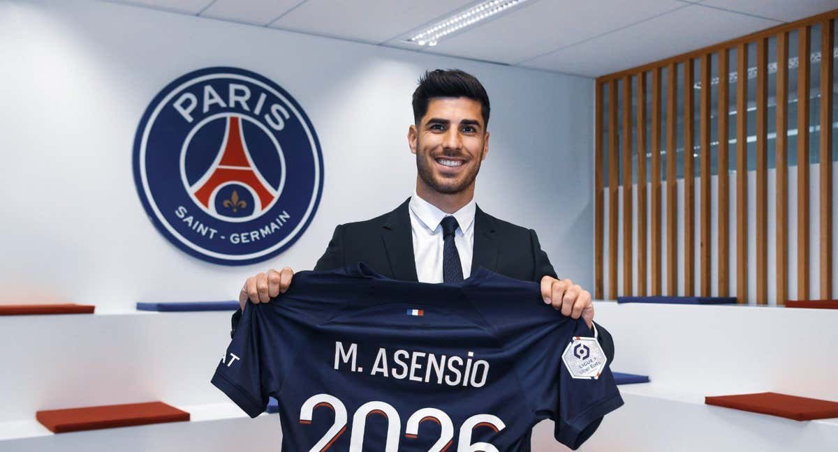 Marco Asensio, en su firma con el PSG.