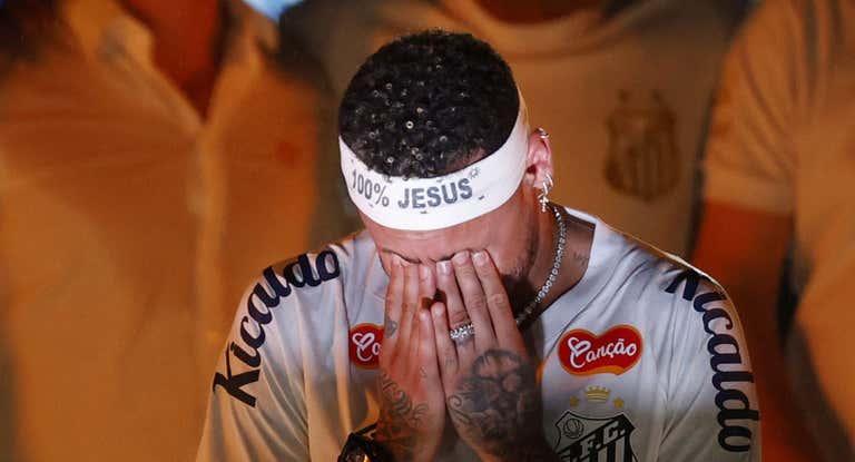 Neymar, visiblemente emocionado en su presentación con el Santos.