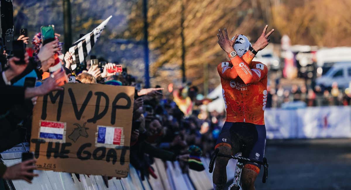 Mathieu van der Poel celebrando su victoria en Liévin. /@UCI_CX