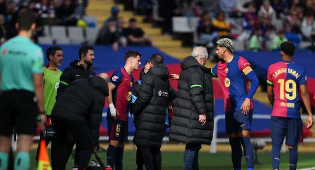 Una decisión de Flick al descanso da sentido a la cláusula terrenal de Araujo: «Necesitábamos pasar mejor y más rápido»