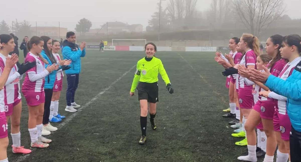 El pasillo a una árbitra en Salamanca./ATLÉTICO FEMENINO CIUDAD DE SALAMANCA