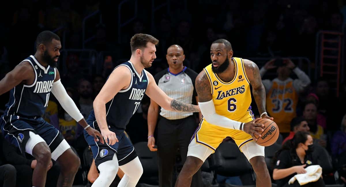 Doncic y LeBron James, en un partido.