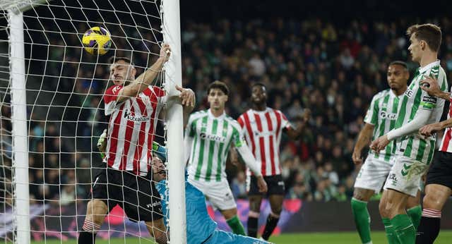 El Athletic manda en LaLiga con su balón parado