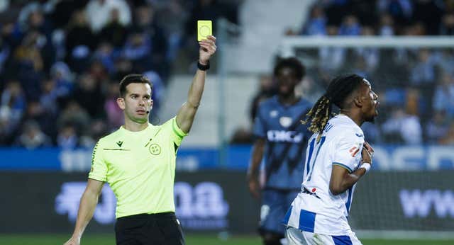 El audio del VAR del Leganés-Rayo destapa la confusión de Quintero González con el reglamento tras el penalti: “Tiro libre indirecto, ¿verdad Javi?”