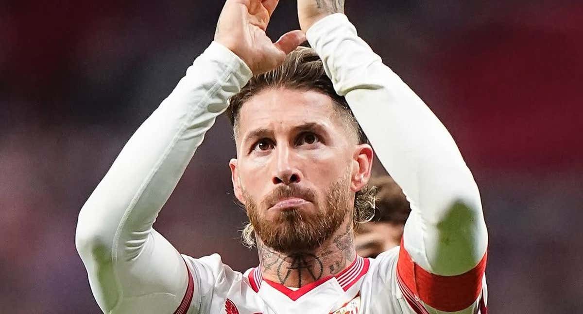 Sergio Ramos aplaude a la afición del Sevilla.