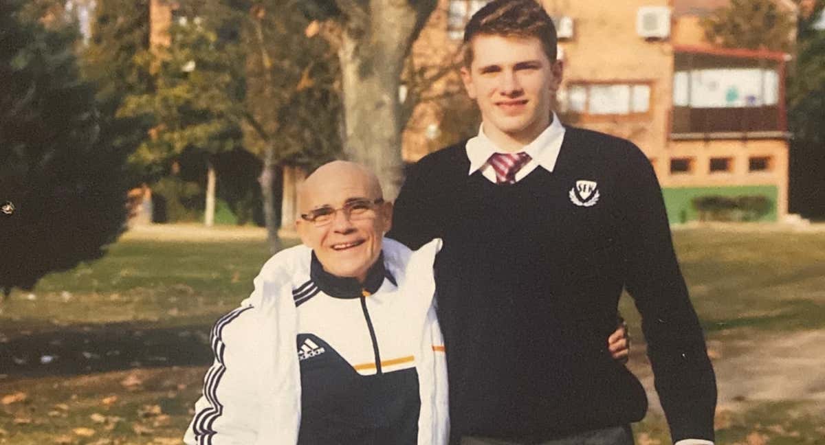 Luka Doncic junto a Paco Carreño, responsable de los canteranos del Real Madrid en el SEK./Paco Carreño