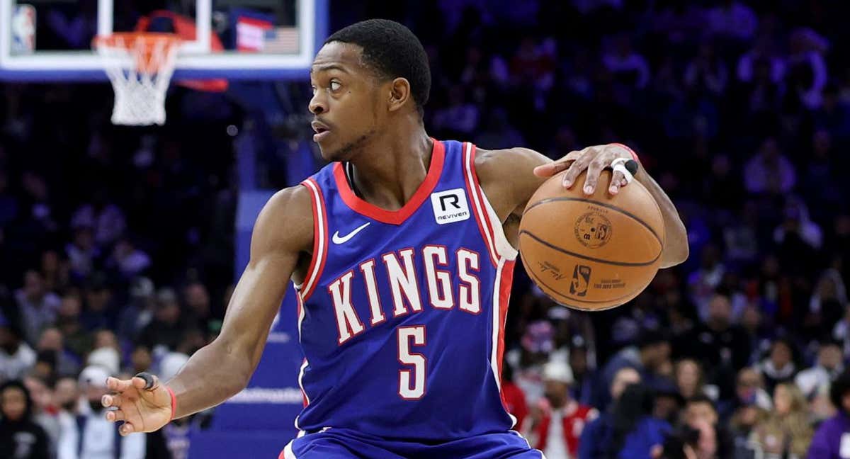 De'Aaron Fox cambia la camiseta de los Kings por la de los Spurs./AFP