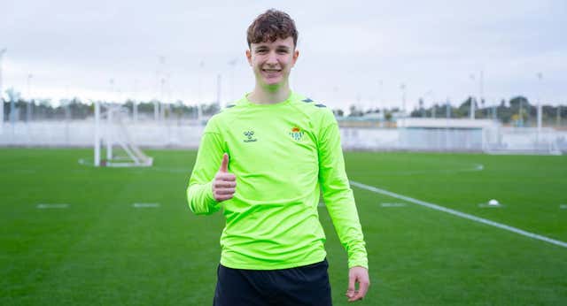 Félix Garreta recibe el alta médica y vuelve a la plantilla del filial del Betis