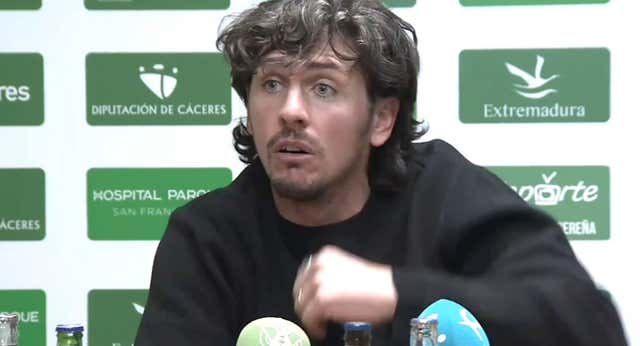 Javi Poves vuelve a ser expulsado y ya vive en su propia parodia: «Igual los árbitros son terraglobistas»
