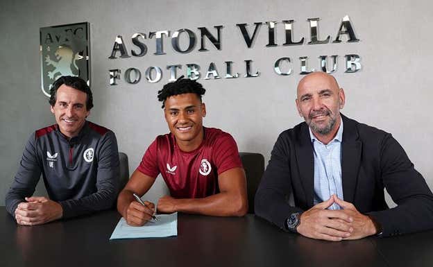 Monchi y Emery junto a su delantero, Ollie Watkins. @AVFCOfficial