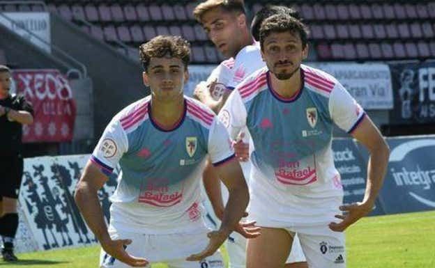 Pablo Durán celebra un gol con la SD Compostela.  SD COMPOSTELA