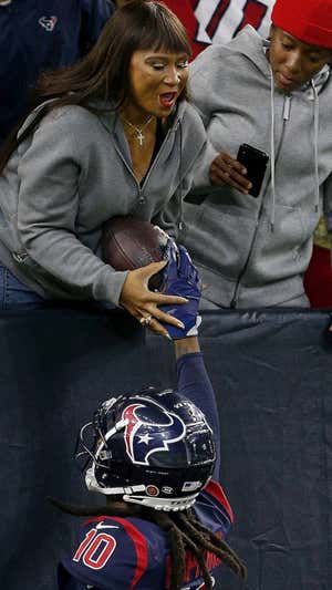 Hopkins, entregándole una pelota a su madre.  GETTY