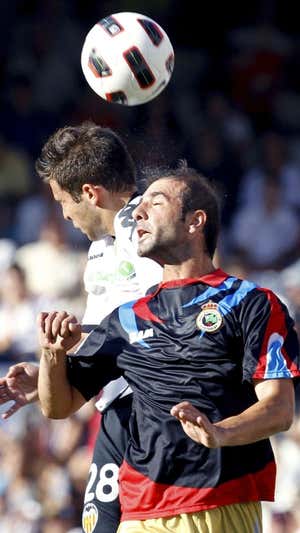 Jordi Alba y Kennedy, en un lance del juego.  EFE