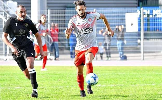 Cadamuro jugando con el Berre FC.  Berre