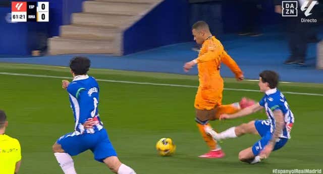 La salvaje entrada de Carlos Romero a Mbappé tiene consecuencias: el francés será baja contra el Leganés por un hematoma en el gemelo