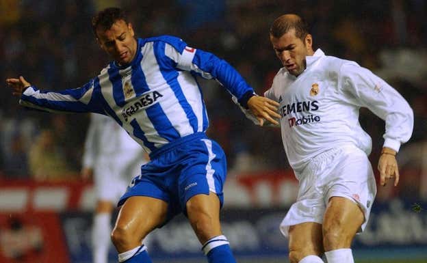 Fran y Zidane disputan un balón en La Liga. EFE