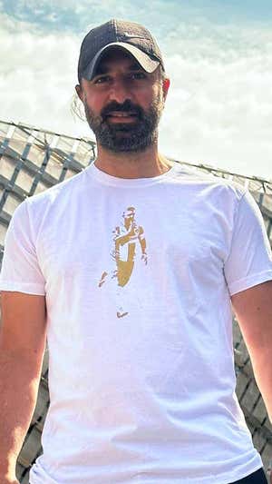 Kennedy posa con su marca de ropa 'K10'.  CEDIDA