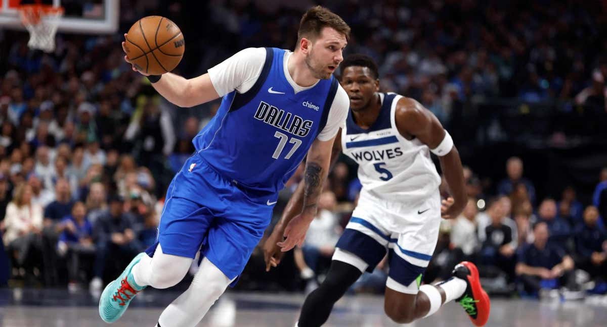 Doncic y Edwards, en un Mavs-Wolves del año pasado. /AFP