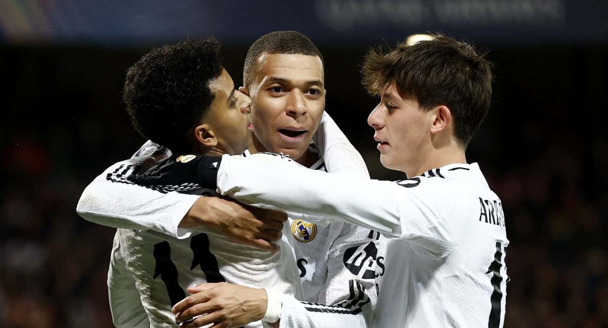 Kylian Mbappé, Rodrygo y Arda Güler celebrando un gol del Real Madrid. /REUTERS