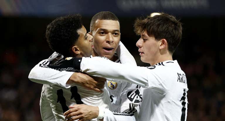Kylian Mbappé, Rodrygo y Arda Güler celebrando un gol del Real Madrid.