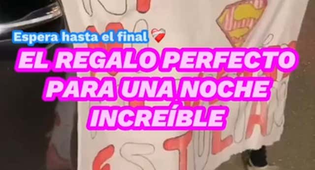 Julián Álvarez le regaló su camiseta del partido a un niño que le esperaba con una pancarta gigante.