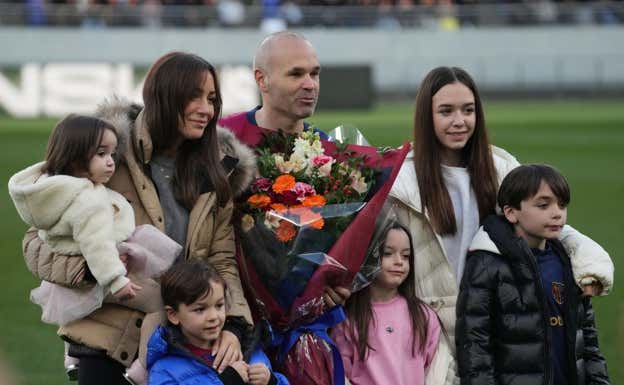 Iniesta junto a su esposa, Anna, y sus cinco hijos.  GETTY