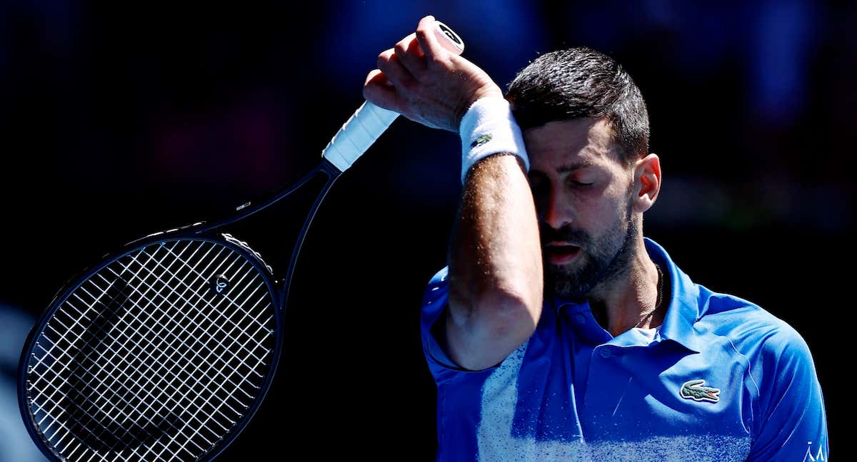 Novak Djokovic momentos antes de retirarse del Open de Australia 2025 por lesión./REUTERS