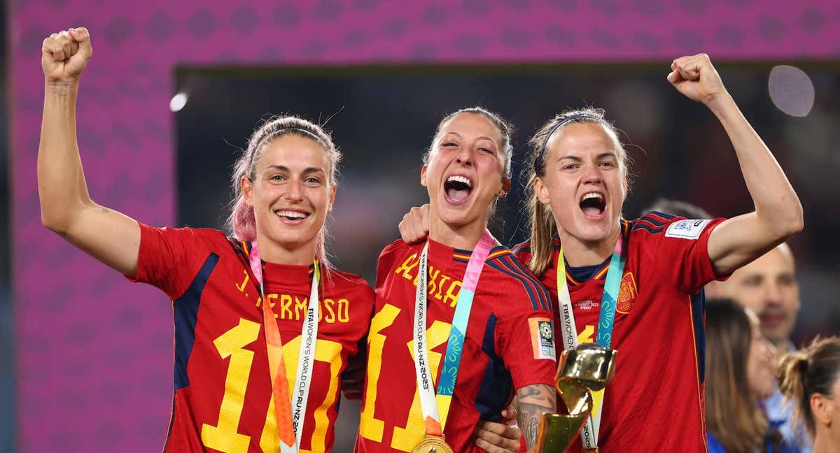 Alexia Putellas, Jenni Hermoso e Irene Paredes celebran el Mundial. /Getty