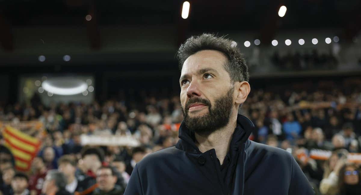 Carlos Corberán en Mestalla. /EFE.