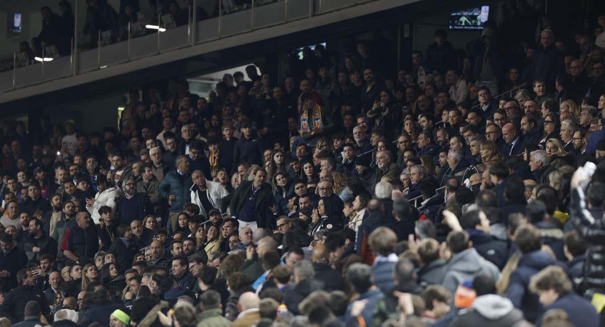 La afición girada hacia al palco. /EFE.